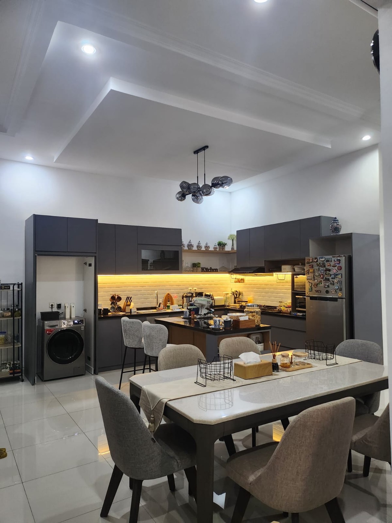 Rumah Bagus, 2 Lantai, lingkungan aman dan nyaman di Pamulang