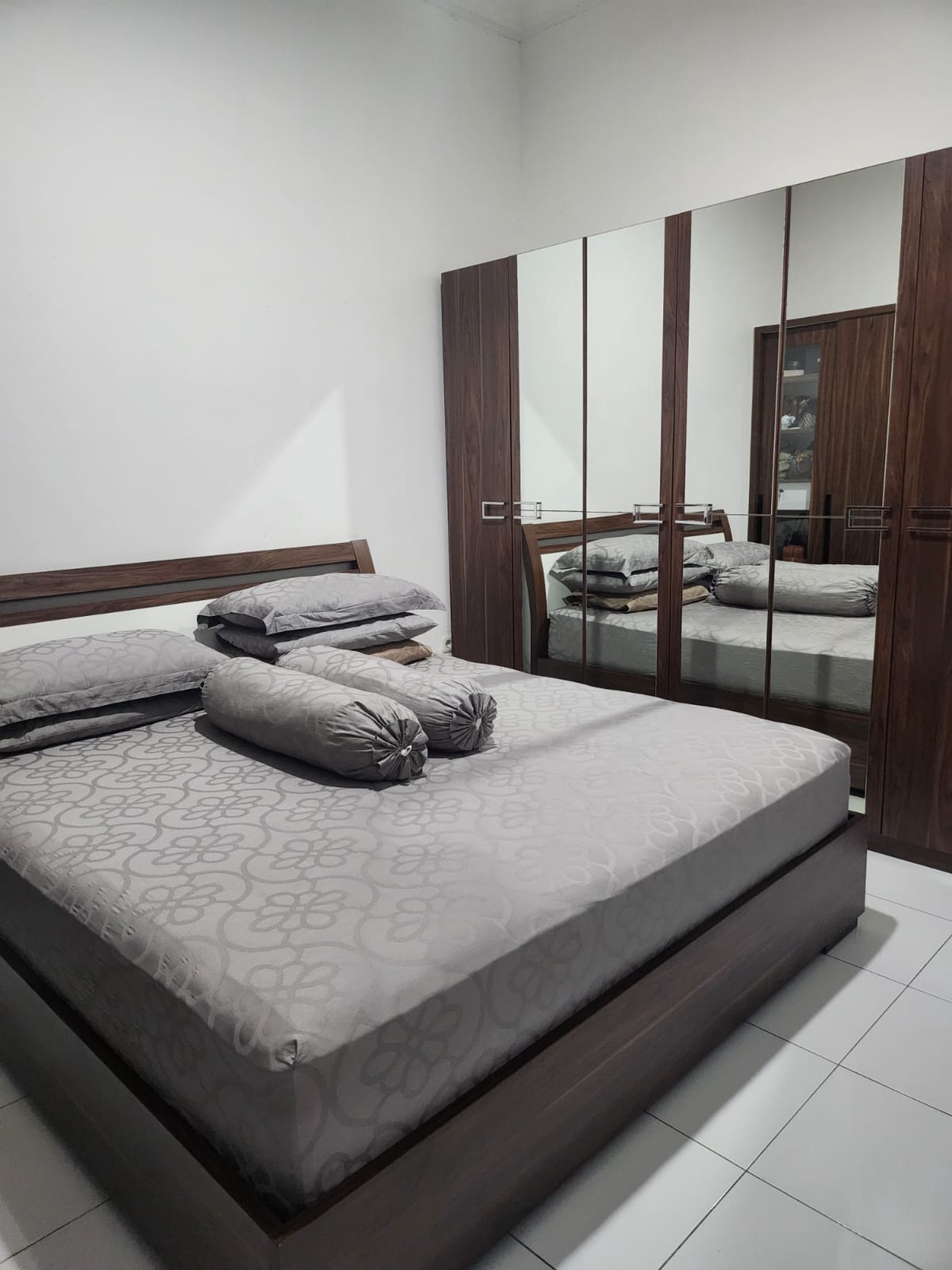 Rumah Bagus, 2 Lantai, lingkungan aman dan nyaman di Pamulang