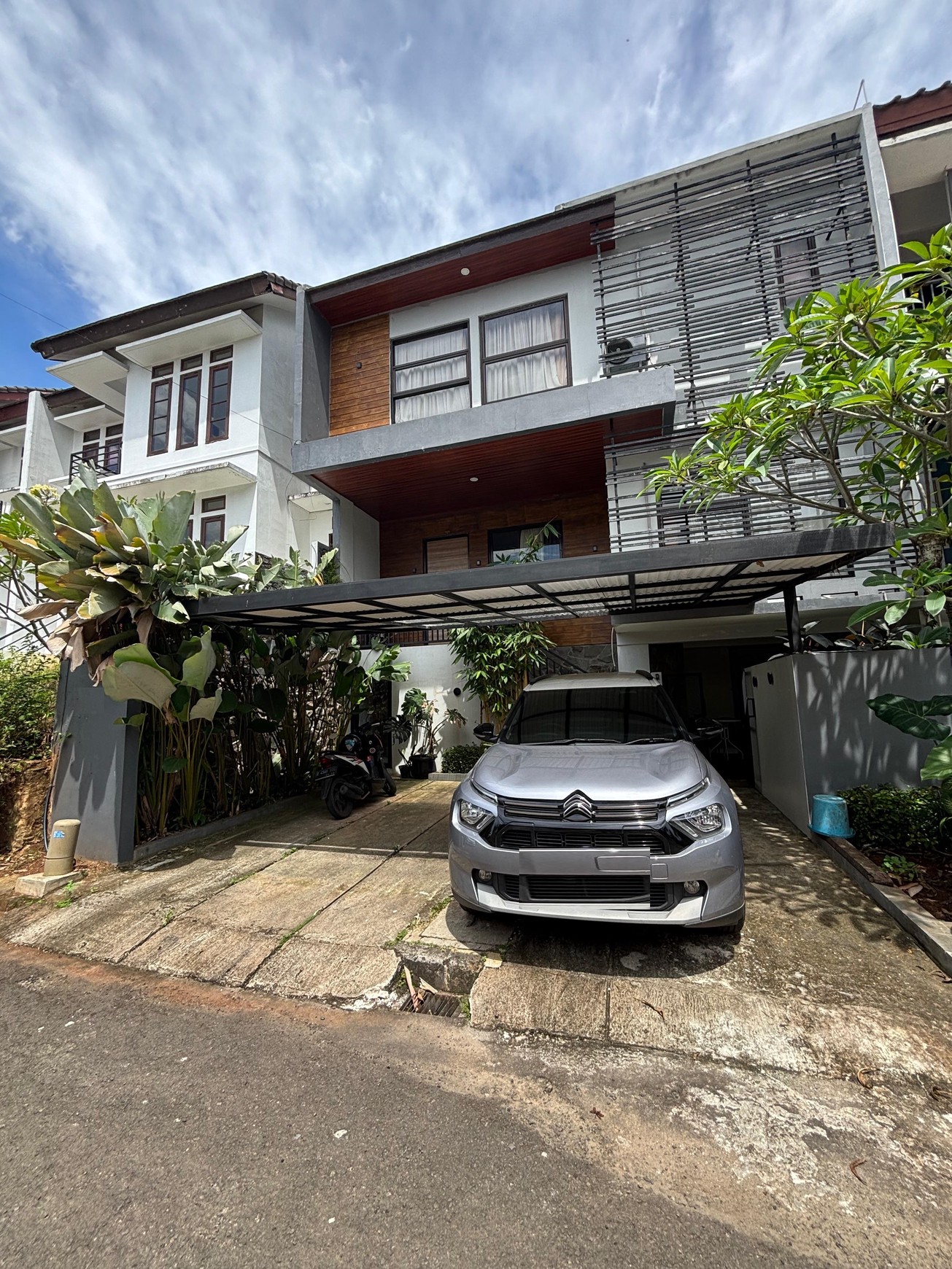 Rumah Bagus, Apik, terdapat halaman yang Asri di Cinere 