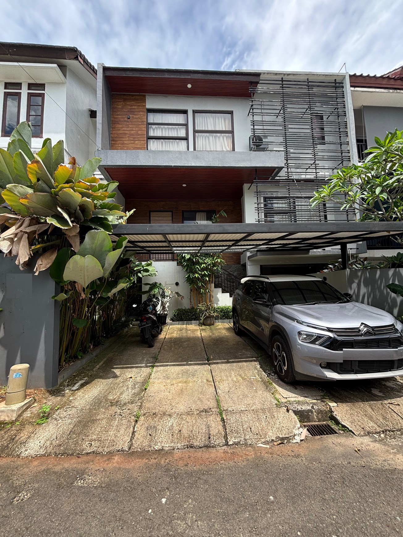 Rumah Bagus, Apik, terdapat halaman yang Asri di Cinere 