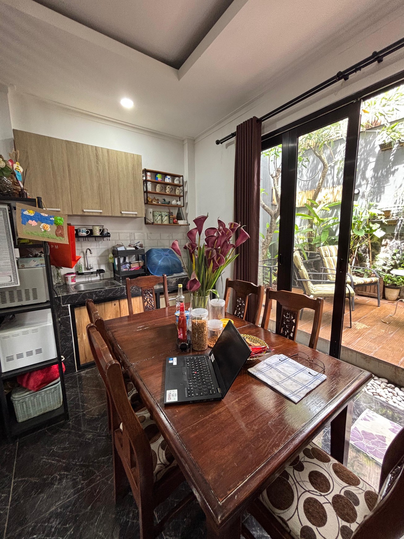 Rumah Bagus, Apik, terdapat halaman yang Asri di Cinere 