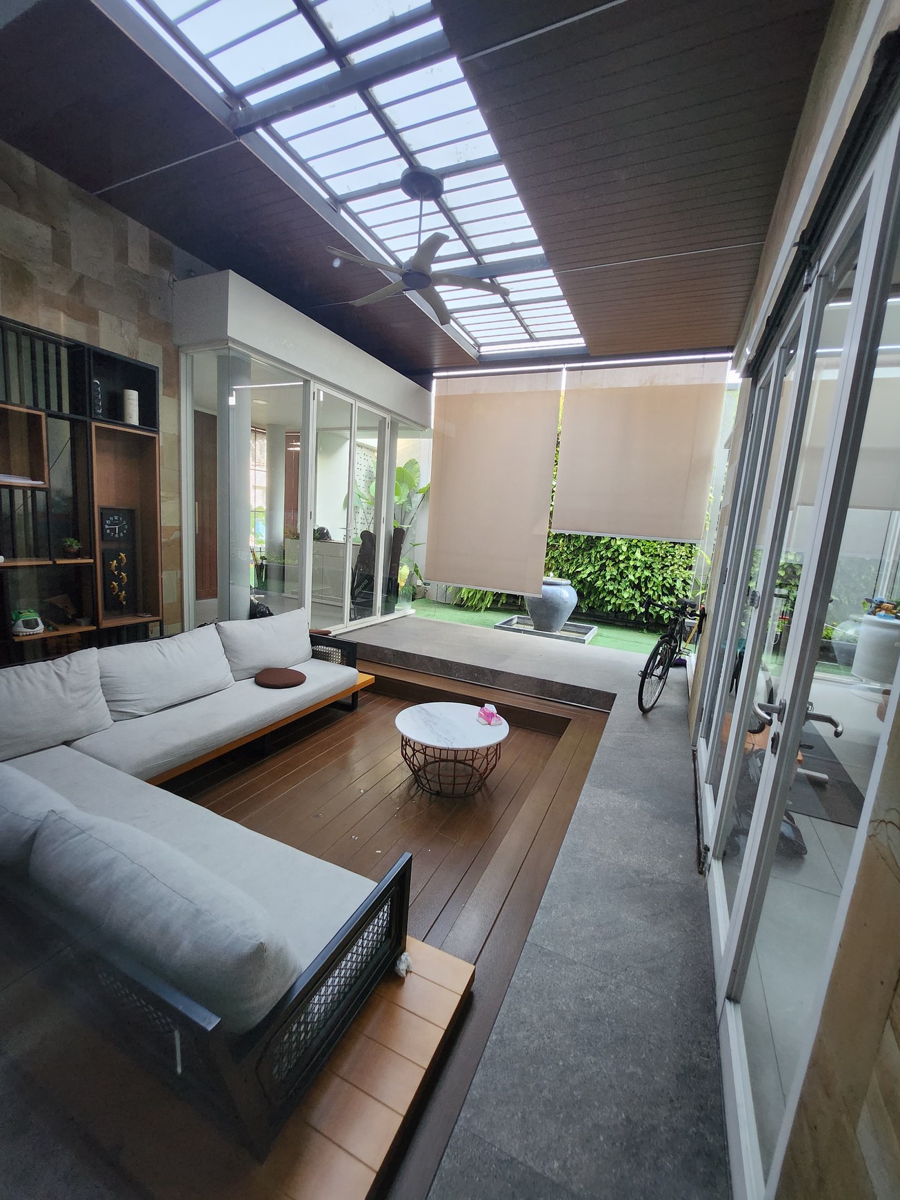 Dijual Rumah Royal Residence Hook Modern Mewah Dekat Citraland, Dian Istana , Graha Family, Pakuwon Indah , Pakuwon Mall