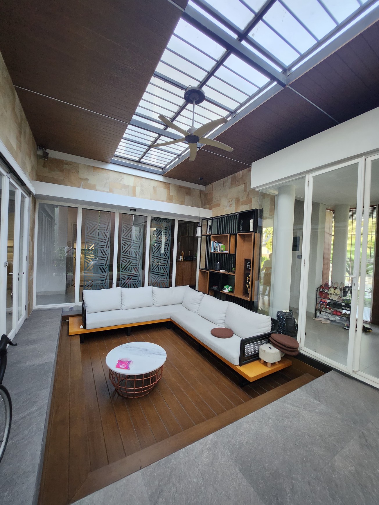 Dijual Rumah Royal Residence Hook Modern Mewah Dekat Citraland, Dian Istana , Graha Family, Pakuwon Indah , Pakuwon Mall