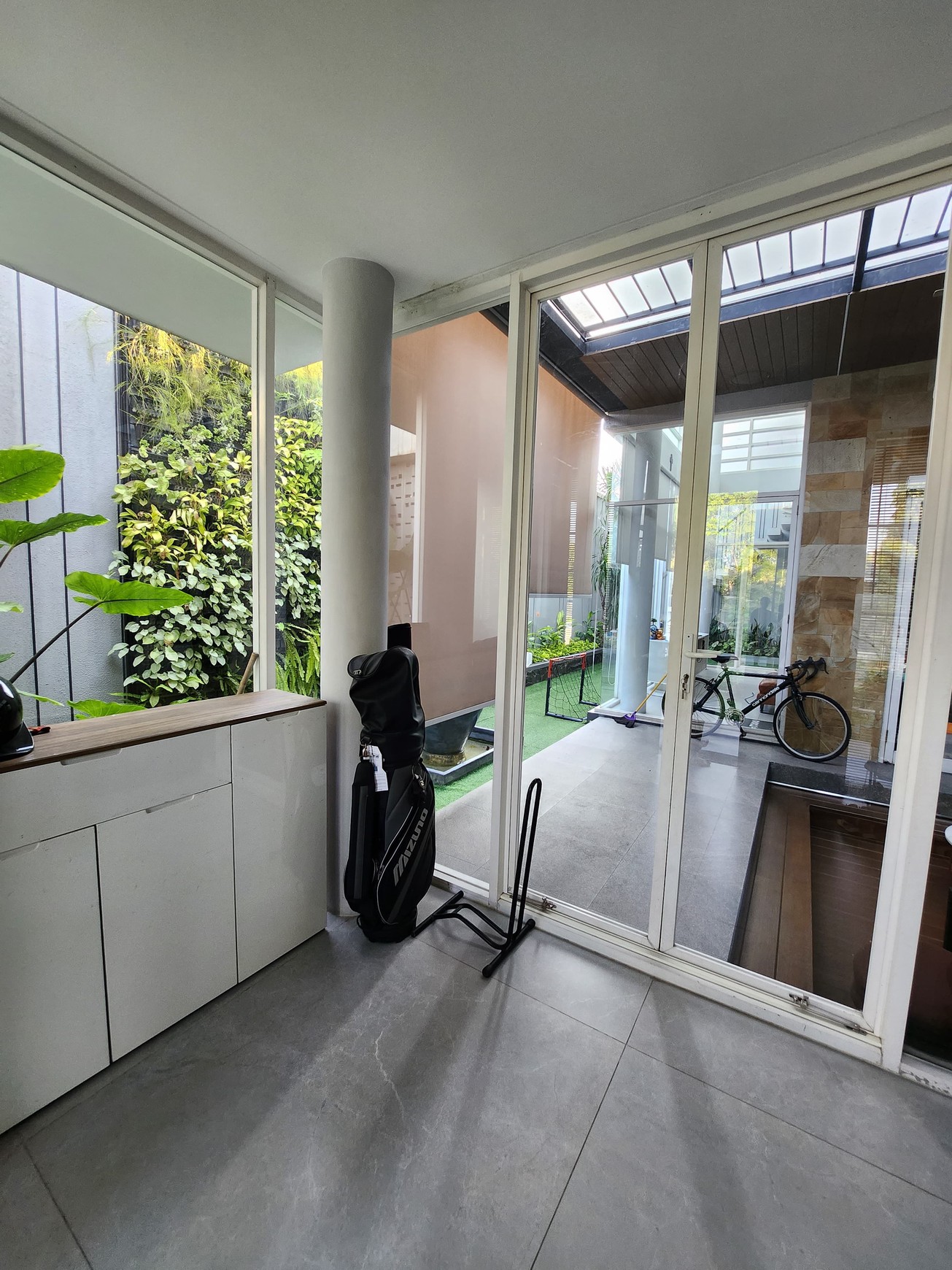 Dijual Rumah Royal Residence Hook Modern Mewah Dekat Citraland, Dian Istana , Graha Family, Pakuwon Indah , Pakuwon Mall