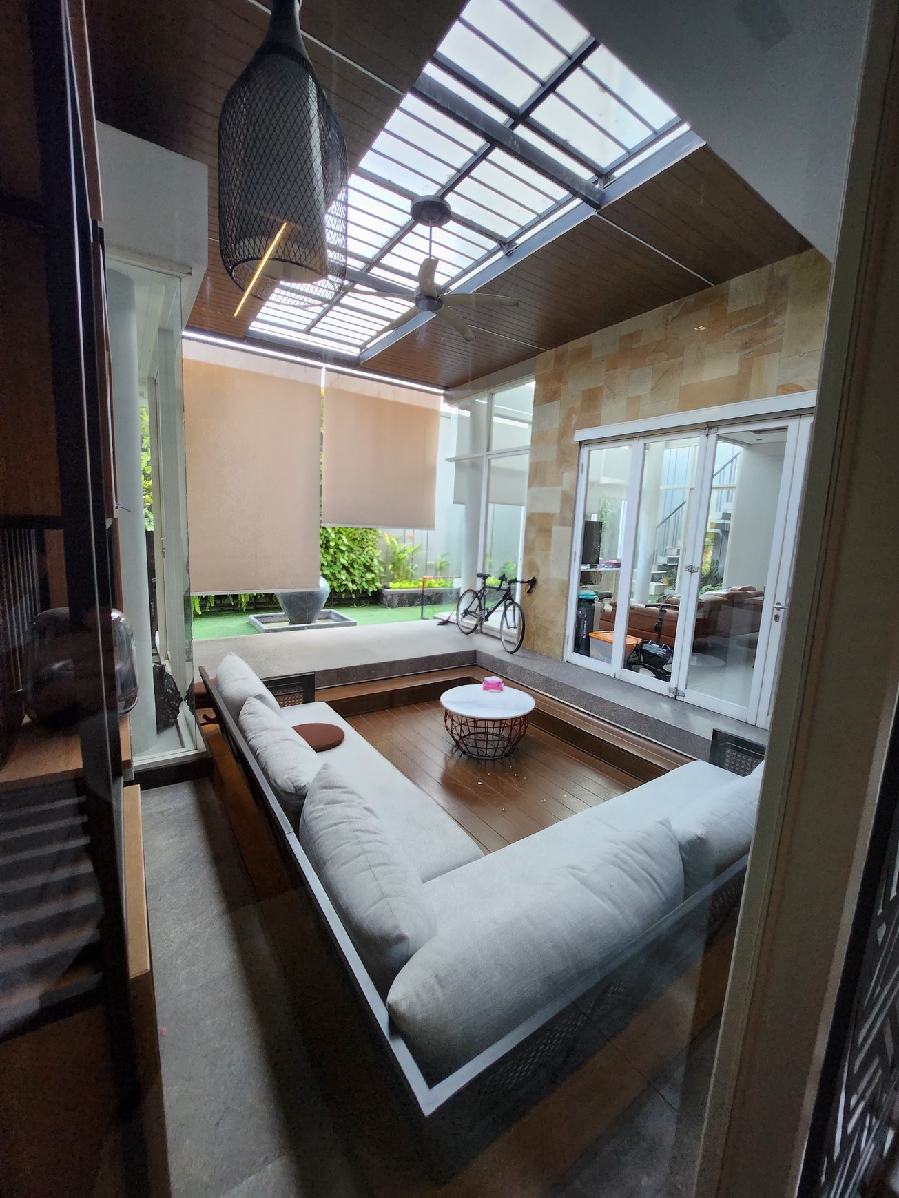 Dijual Rumah Royal Residence Hook Modern Mewah Dekat Citraland, Dian Istana , Graha Family, Pakuwon Indah , Pakuwon Mall