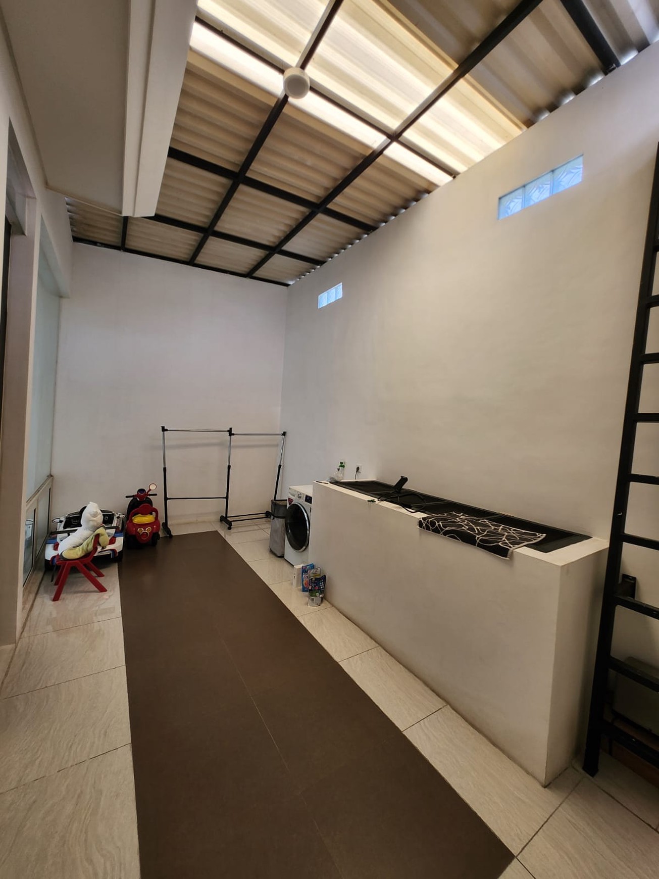 Dijual Rumah Grand Pakuwon - Cluster Brisbane - Semi Furnished Dekat Food Junction, Sekolah Sampoerna Academy , Margomulyo, Tandes, Akses Tol