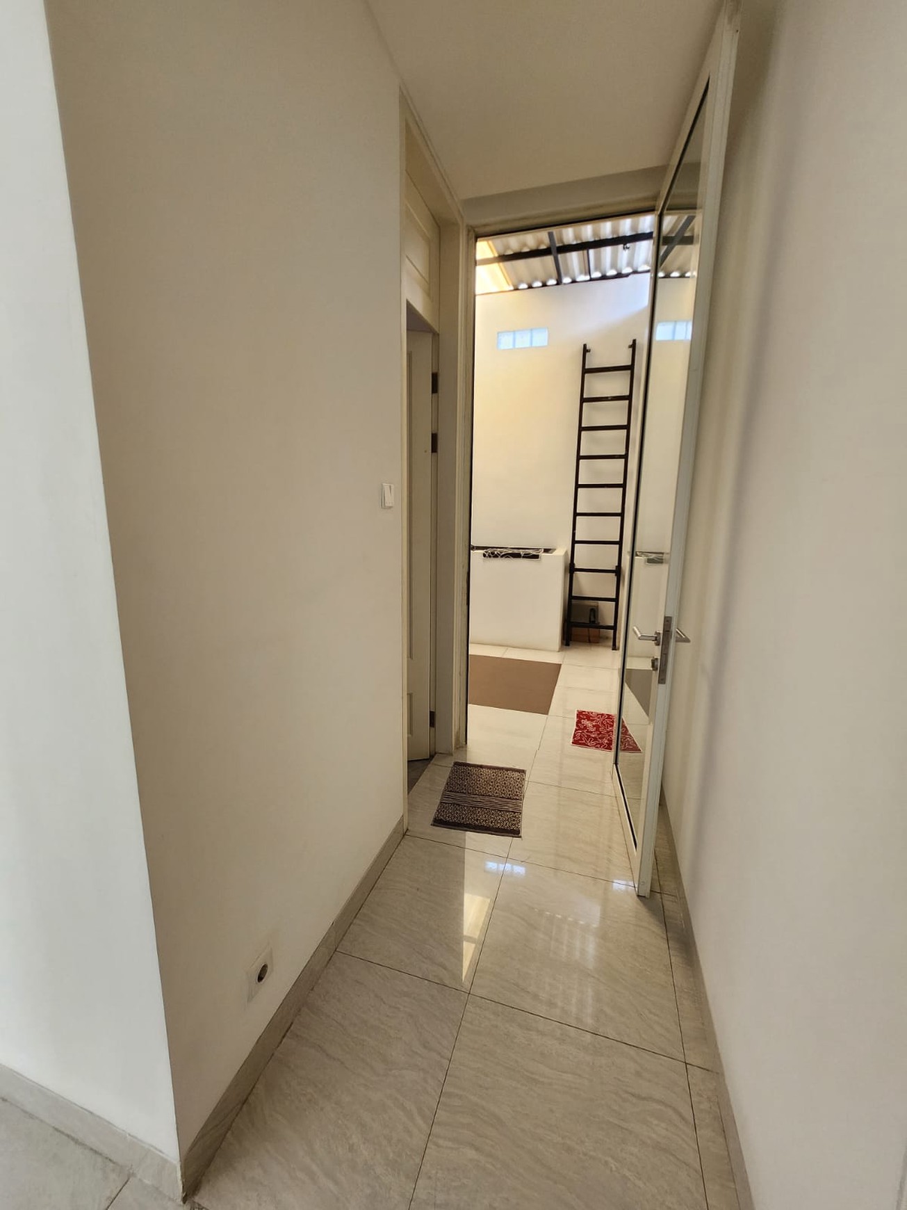 Dijual Rumah Grand Pakuwon - Cluster Brisbane - Semi Furnished Dekat Food Junction, Sekolah Sampoerna Academy , Margomulyo, Tandes, Akses Tol