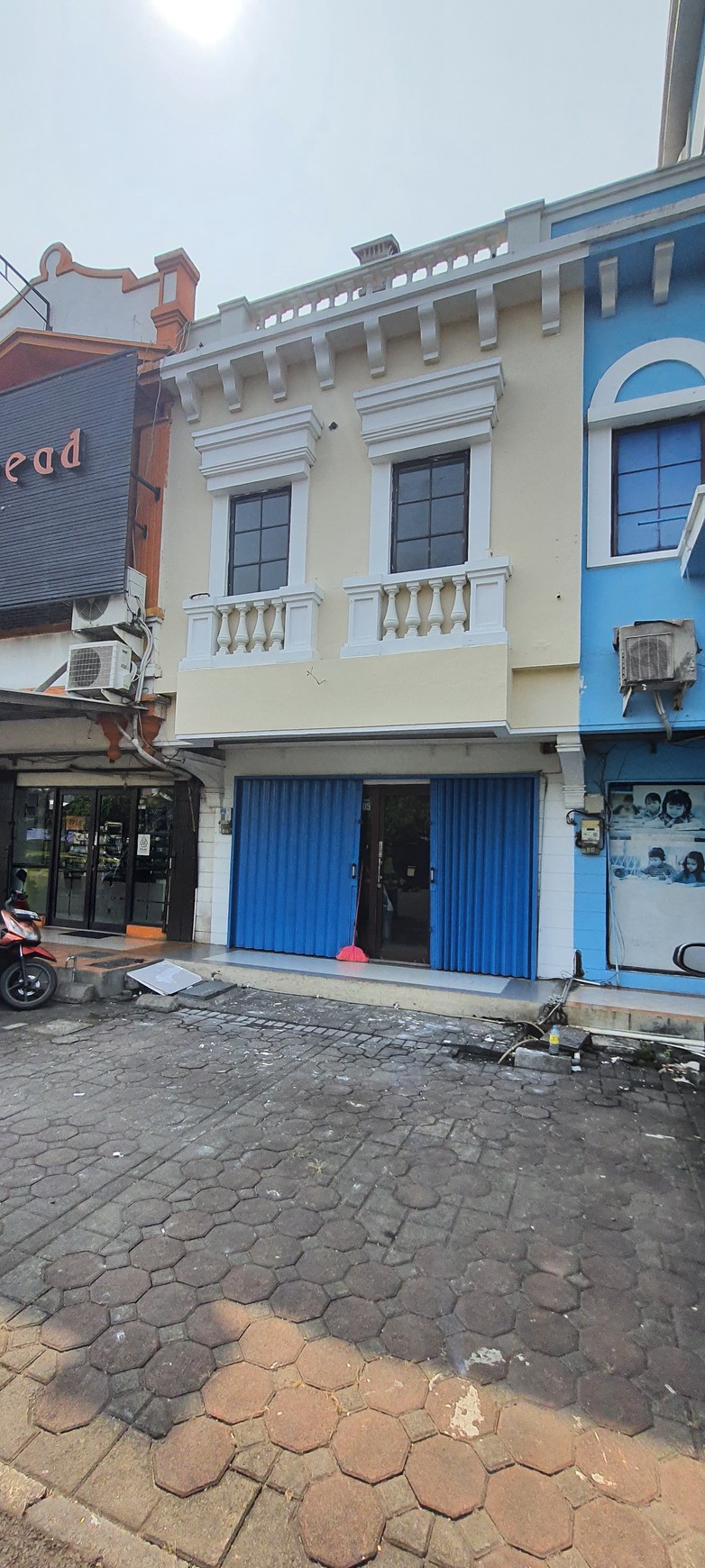 Ruko Hadap Jalan Raya Boulevard Kota Wisata
