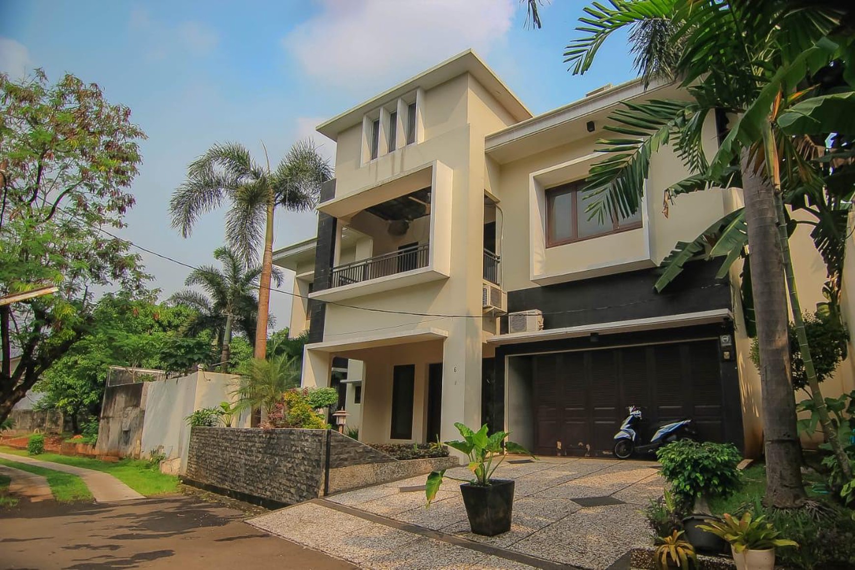Rumah mewah 2 lantai di Kemang Jakarta Selatan