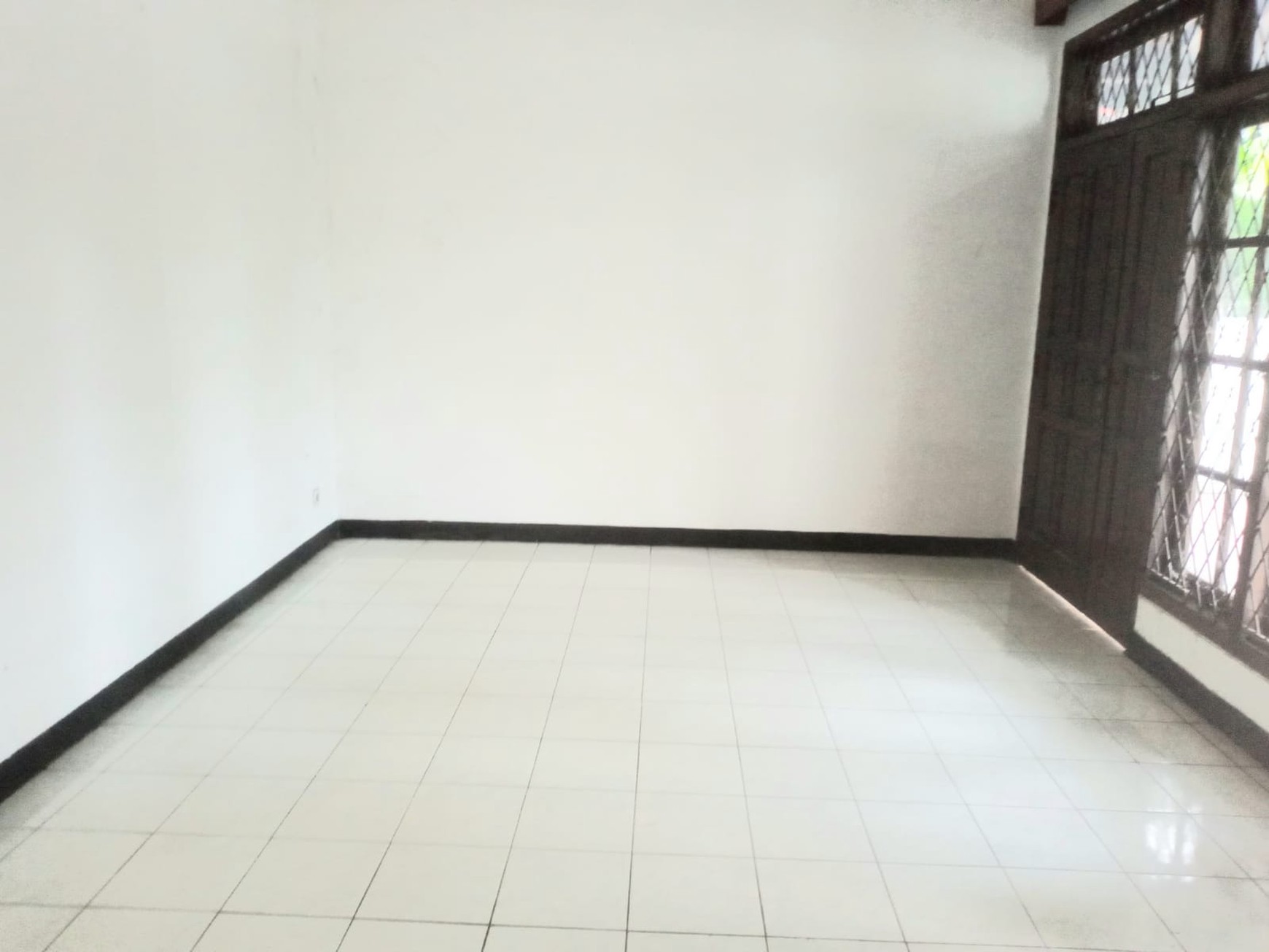 JUAL CEPAT RUMAH hadap TAMAN  beserta KIOS di JATIWARINGIN