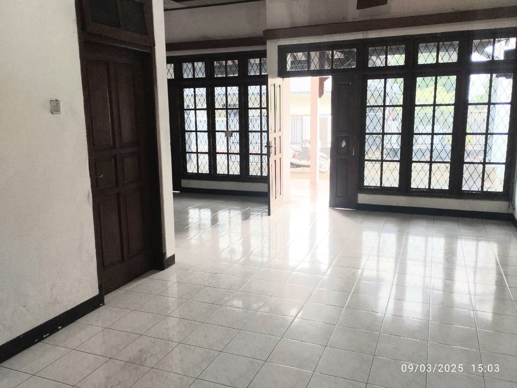 JUAL CEPAT RUMAH hadap TAMAN  beserta KIOS di JATIWARINGIN