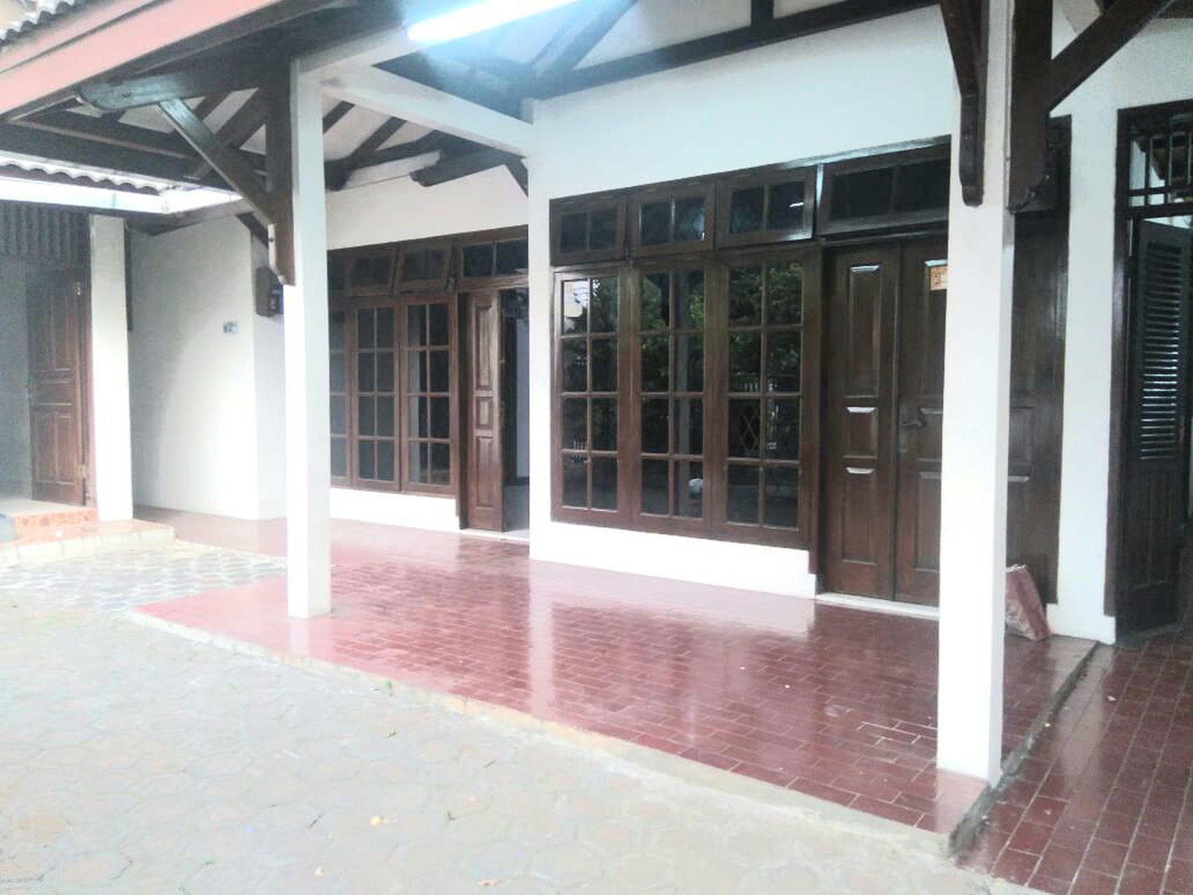 JUAL CEPAT RUMAH hadap TAMAN  beserta KIOS di JATIWARINGIN