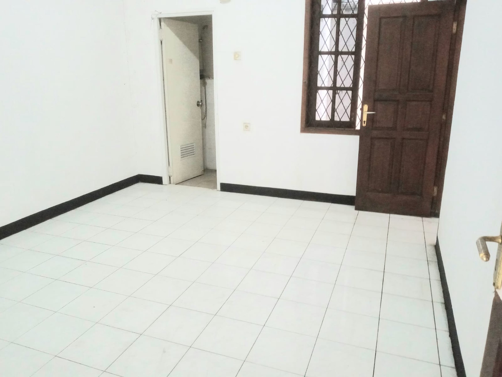 JUAL CEPAT RUMAH hadap TAMAN  beserta KIOS di JATIWARINGIN