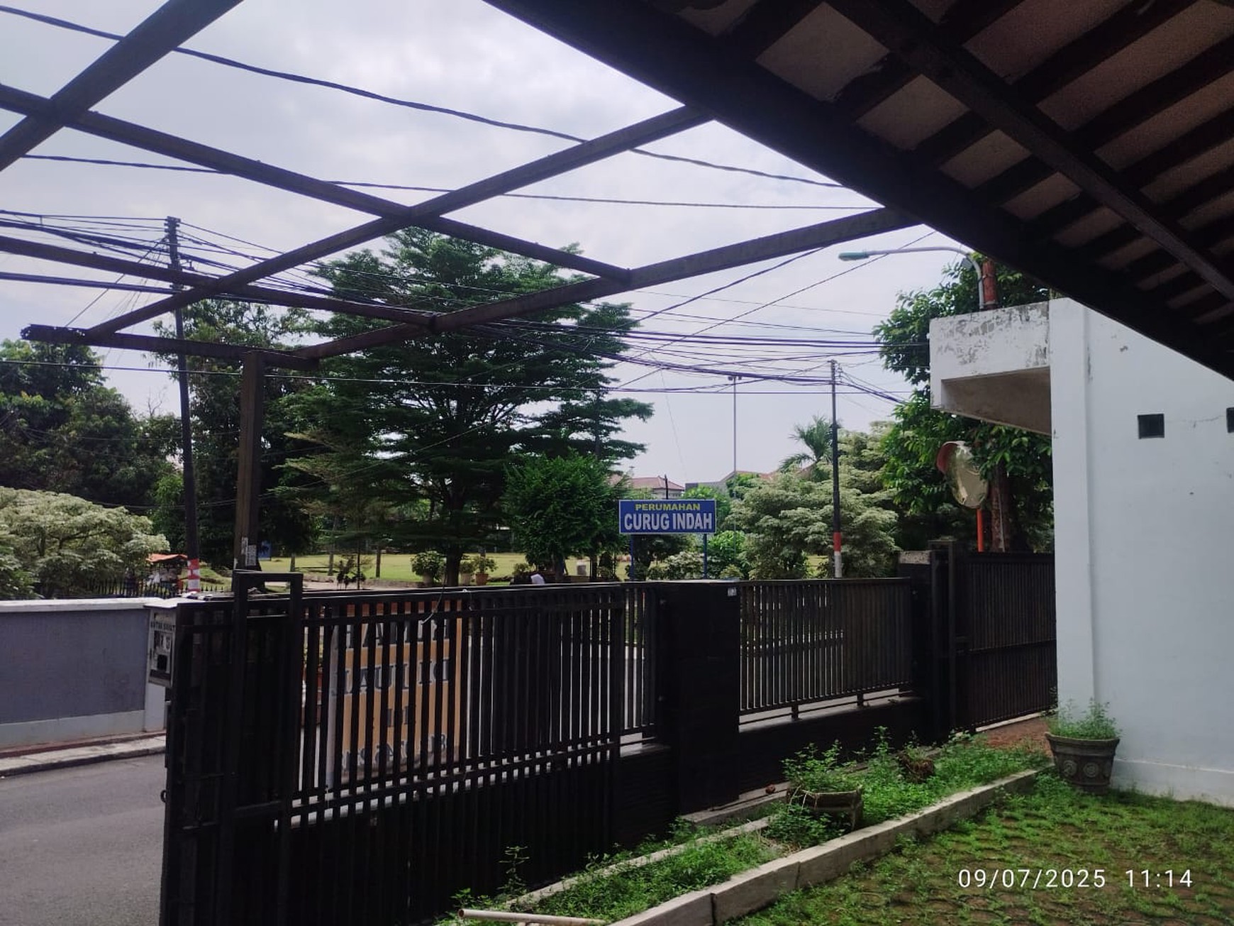 JUAL CEPAT RUMAH hadap TAMAN  beserta KIOS di JATIWARINGIN