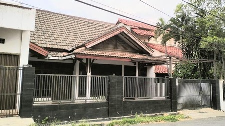 JUAL CEPAT RUMAH hadap TAMAN  beserta KIOS di JATIWARINGIN