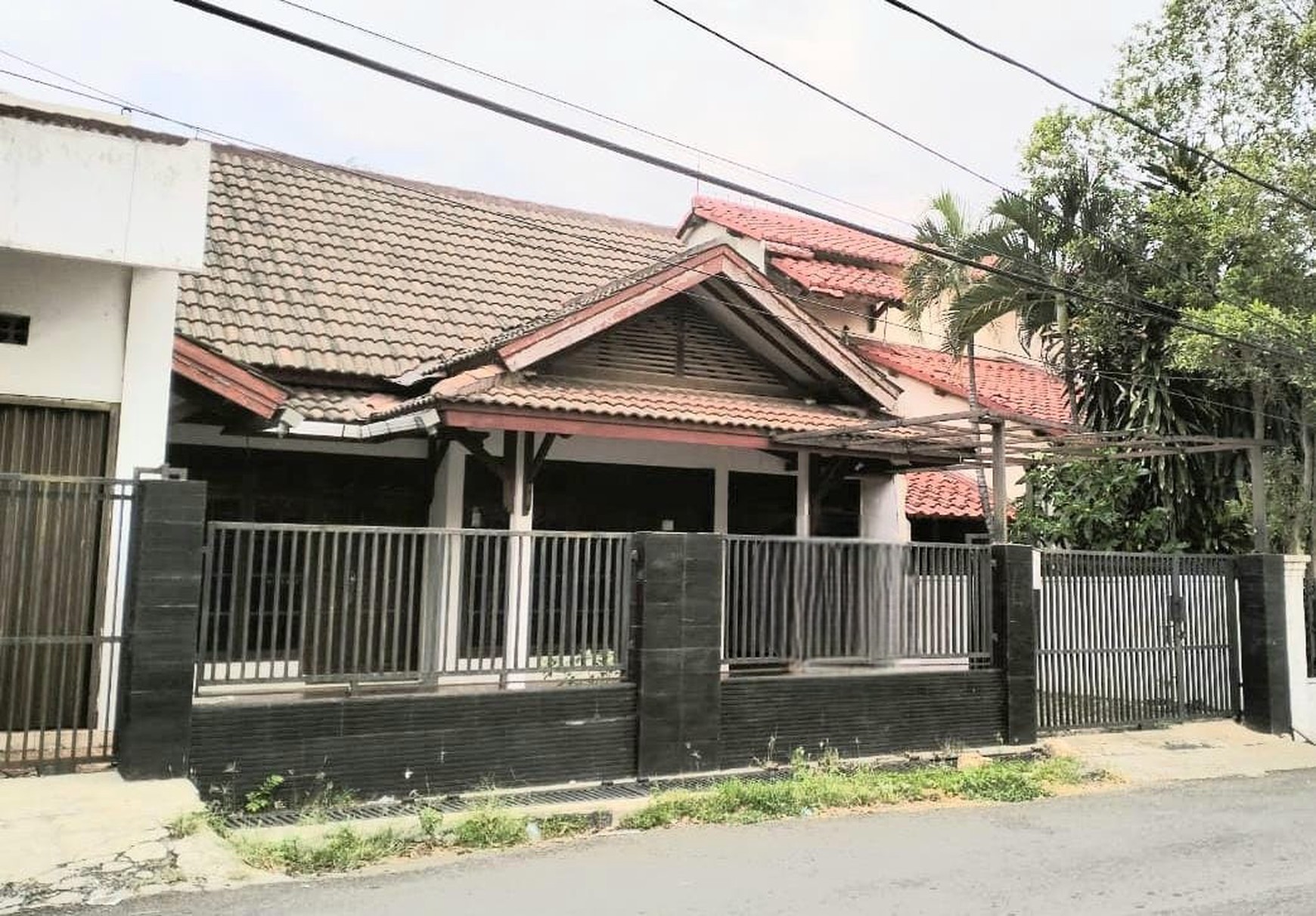 JUAL CEPAT RUMAH hadap TAMAN  beserta KIOS di JATIWARINGIN