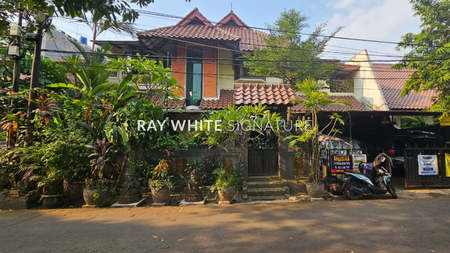 Dijual Rumah Lama Depan Taman di Hang Jebat, Kebayoran Baru
