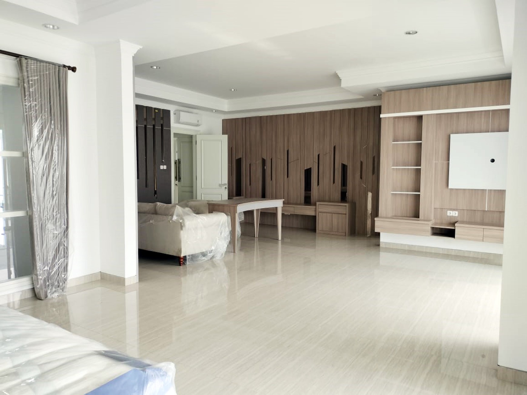 Rumah di Puri Galaxy - bangunan baru , design interior mewah., - TAN -
