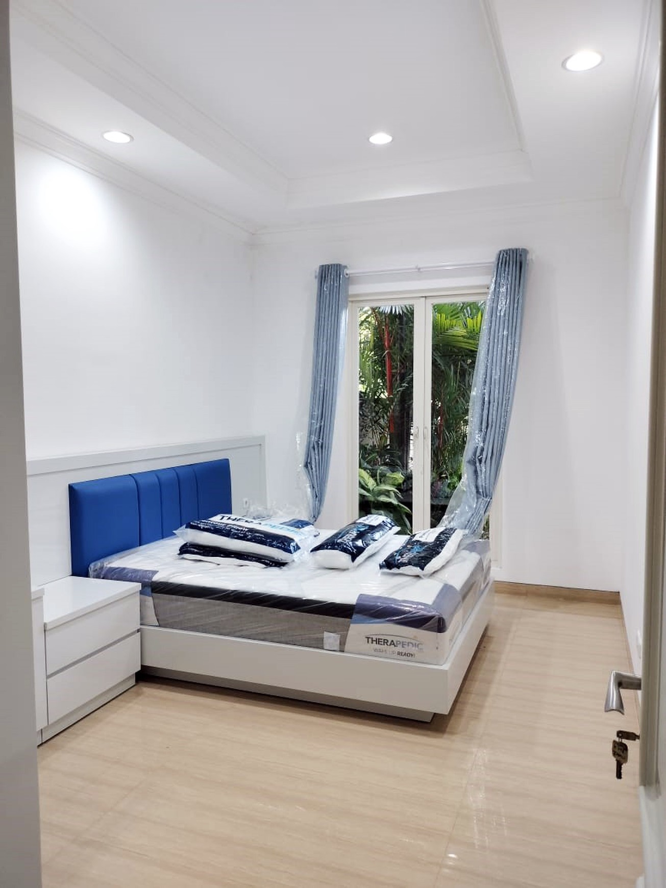 Rumah di Puri Galaxy - bangunan baru , design interior mewah., - TAN -