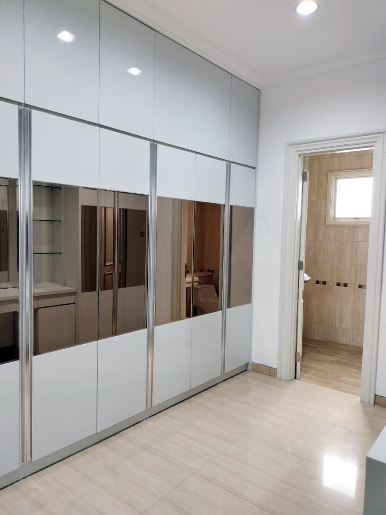 Rumah di Puri Galaxy - bangunan baru , design interior mewah., - TAN -