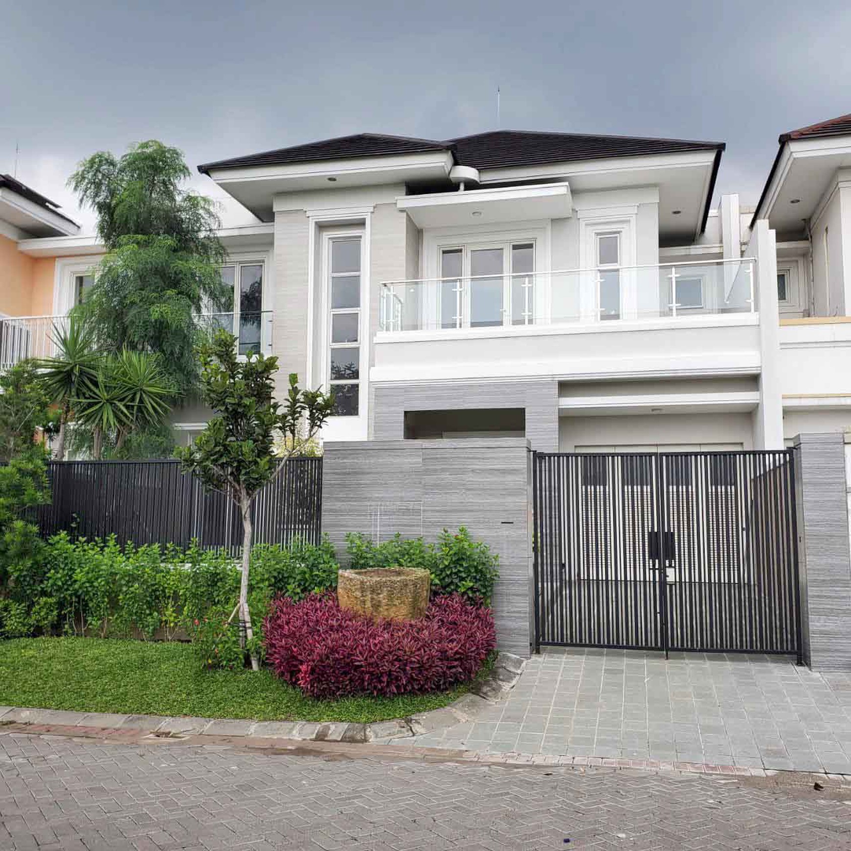 Rumah di Puri Galaxy - bangunan baru , design interior mewah., - TAN -