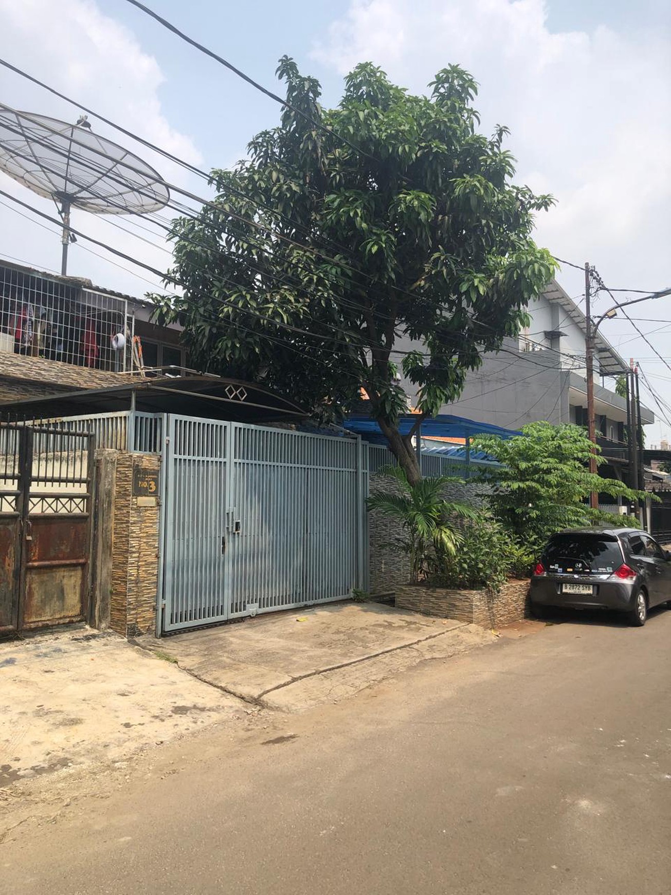 RUMAH HOOK 2 LANTAI KONSEP INDUSTRIAL MODERN DI GRIYA MAS 2, SRENGSENG JAKARTA BARAT