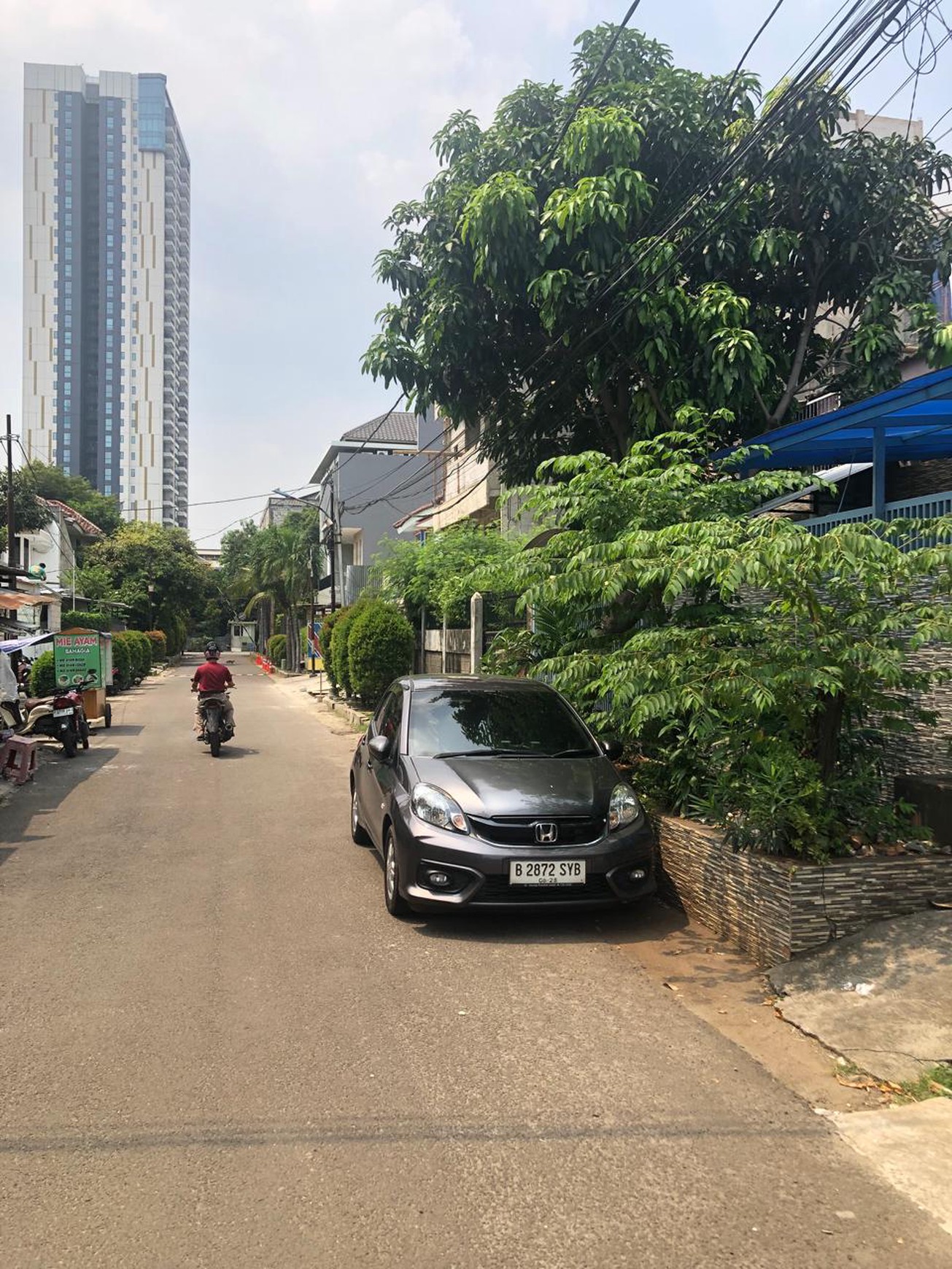 RUMAH HOOK 2 LANTAI KONSEP INDUSTRIAL MODERN DI GRIYA MAS 2, SRENGSENG JAKARTA BARAT