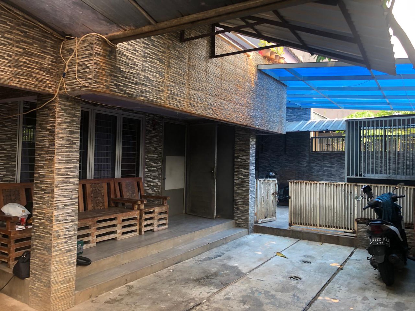 RUMAH HOOK 2 LANTAI KONSEP INDUSTRIAL MODERN DI GRIYA MAS 2, SRENGSENG JAKARTA BARAT