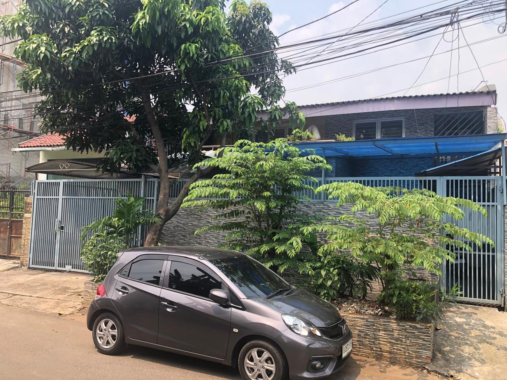 RUMAH HOOK 2 LANTAI KONSEP INDUSTRIAL MODERN DI GRIYA MAS 2, SRENGSENG JAKARTA BARAT