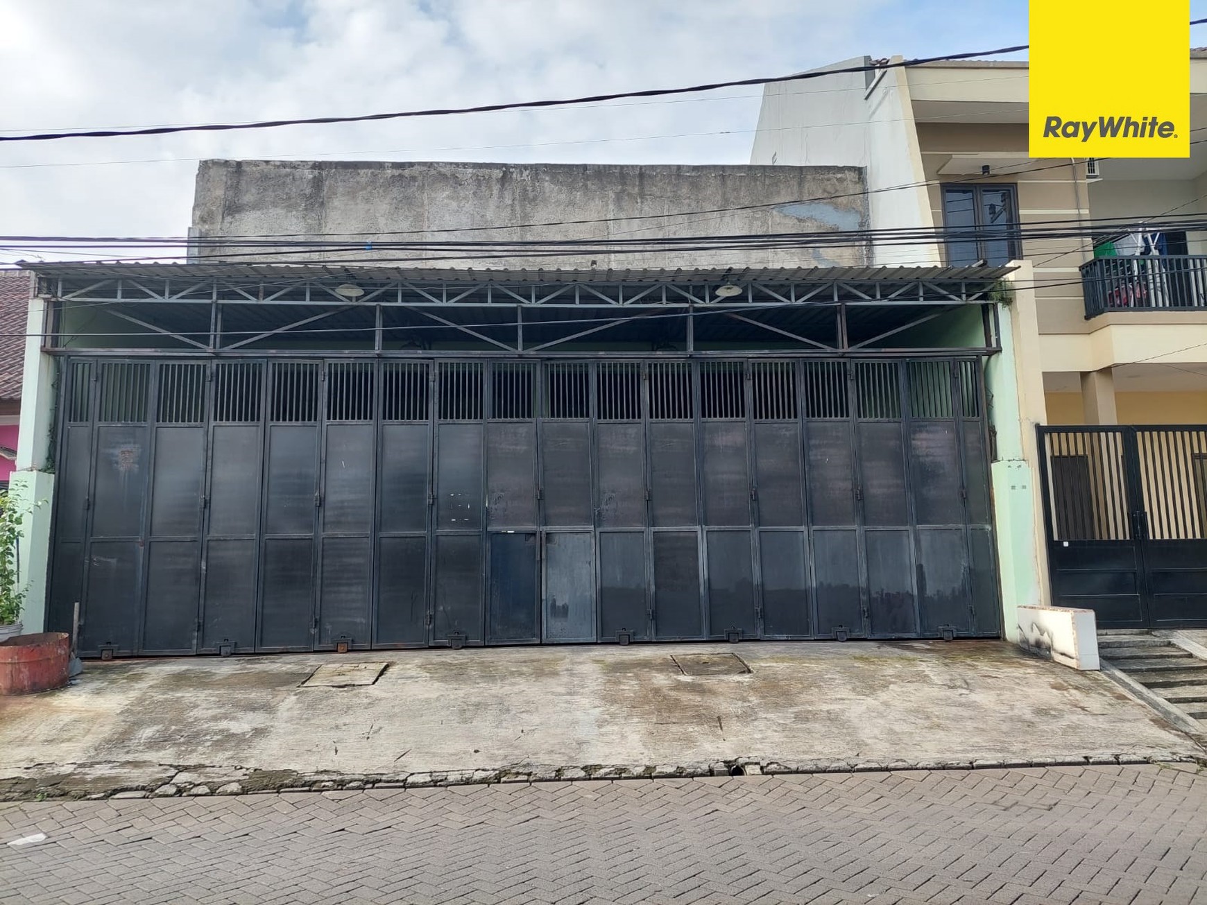Dijual Rumah 2 lantai SHM di Jalan Raya Wisma Tropodo Sidoarjo