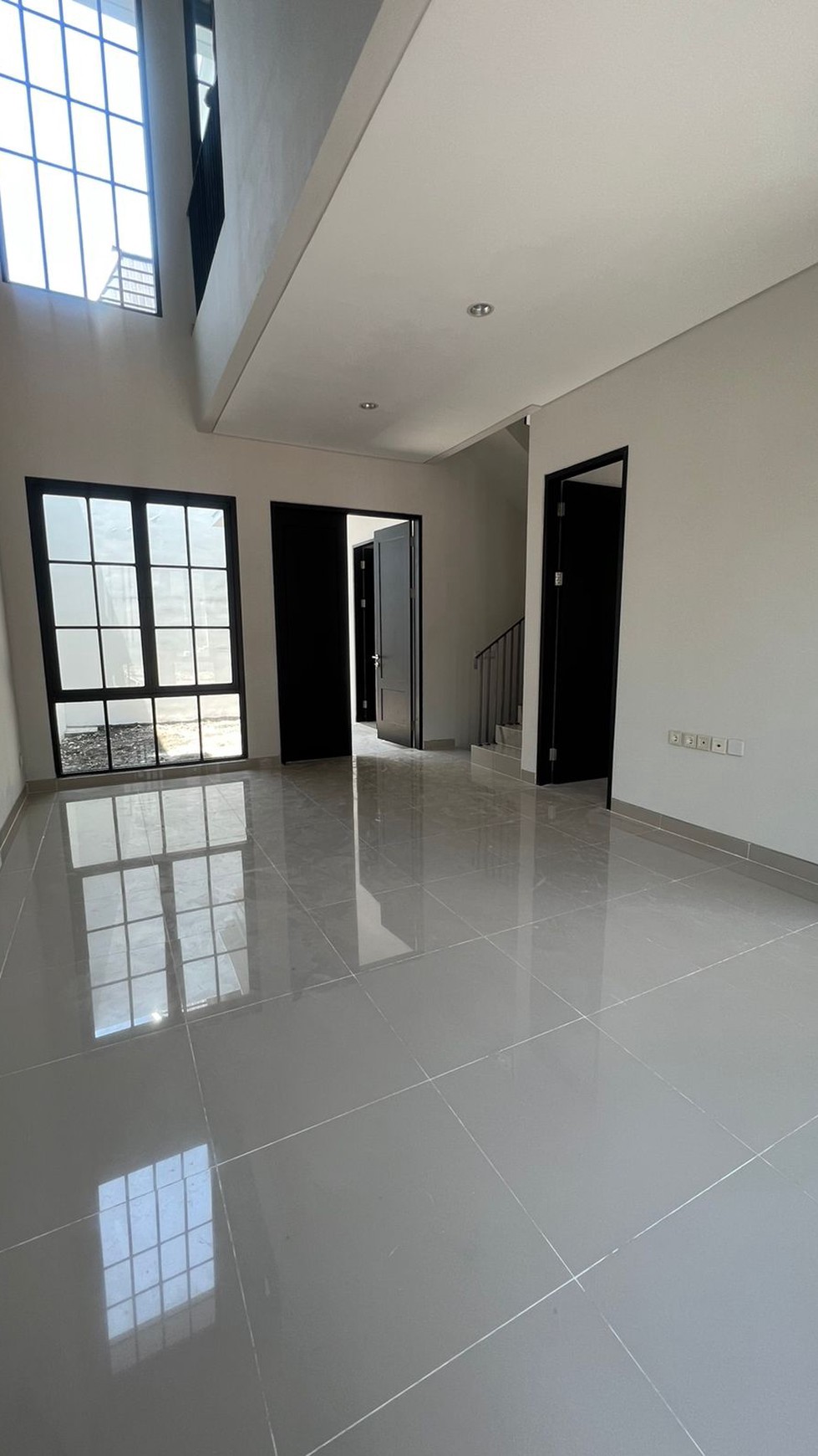Rumah Modern Murah 2 Lantai di Dian Istana, Wiyung, Surabaya, Dekat dengan Citraland, Pakuwon, PTC