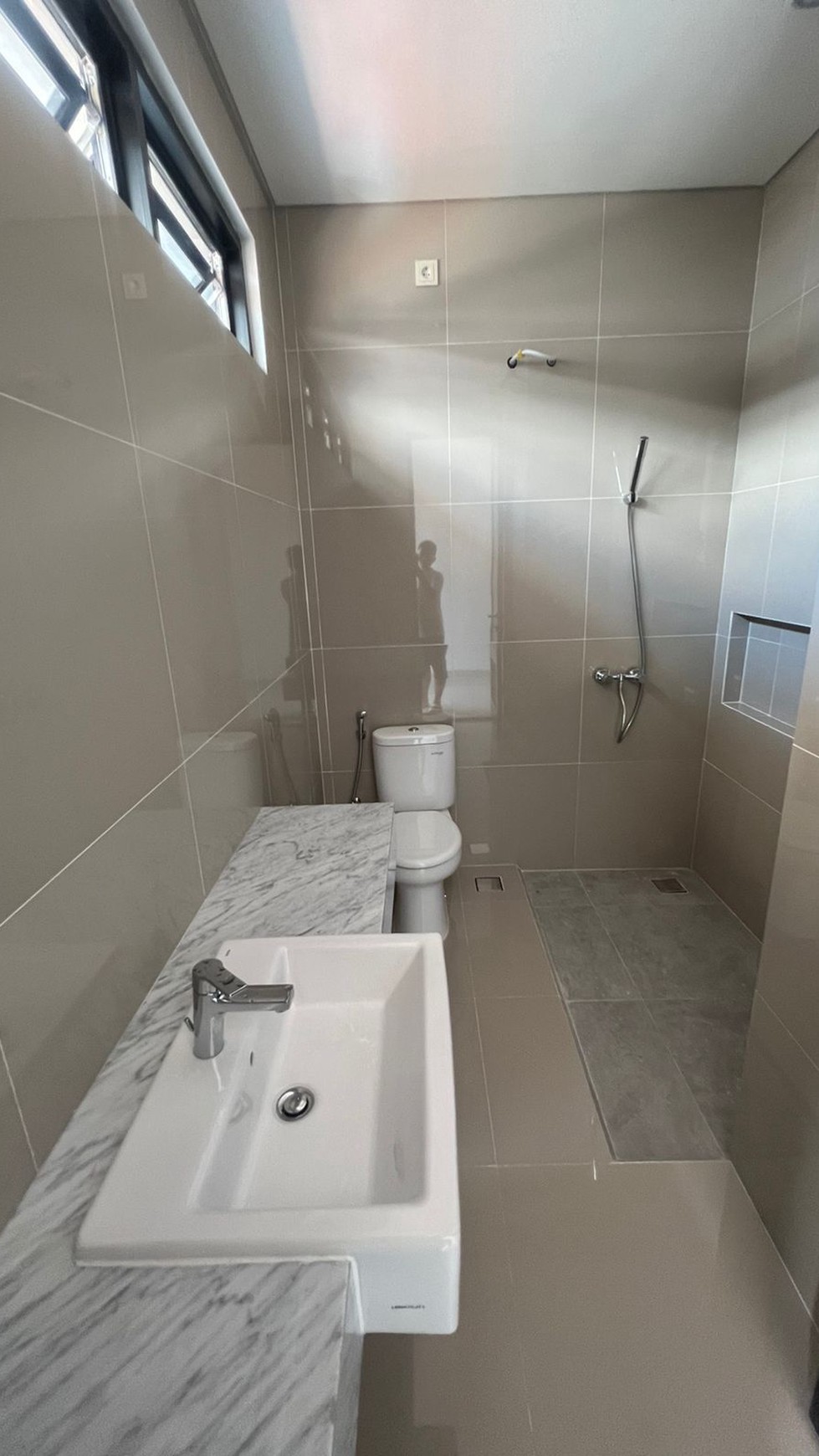 Rumah Modern Murah 2 Lantai di Dian Istana, Wiyung, Surabaya, Dekat dengan Citraland, Pakuwon, PTC