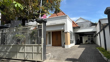 J U A L / S E W A Rumah Klasik  Tengah kota Jalan Bawean Surabaya