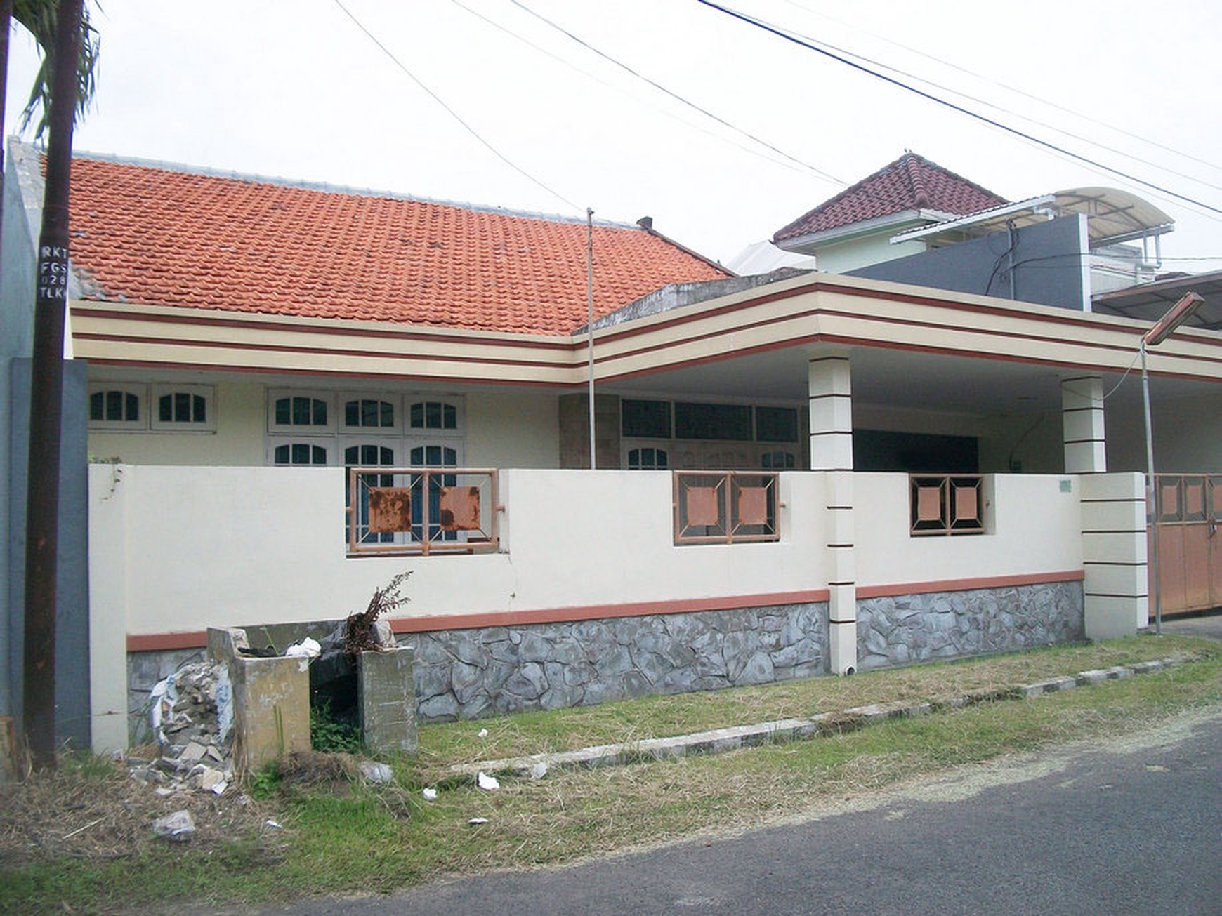 Rumah di Medokan Ayu Surabaya Timur, Row Jalan Lebar, Bagus + Terawat, Siap Huni