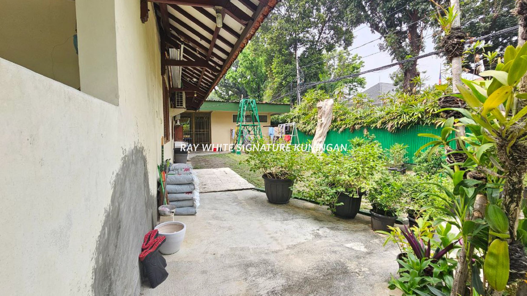 Rumah 2 Kavling Cocok Untuk Hunian atau Town House di Jl Patiunus