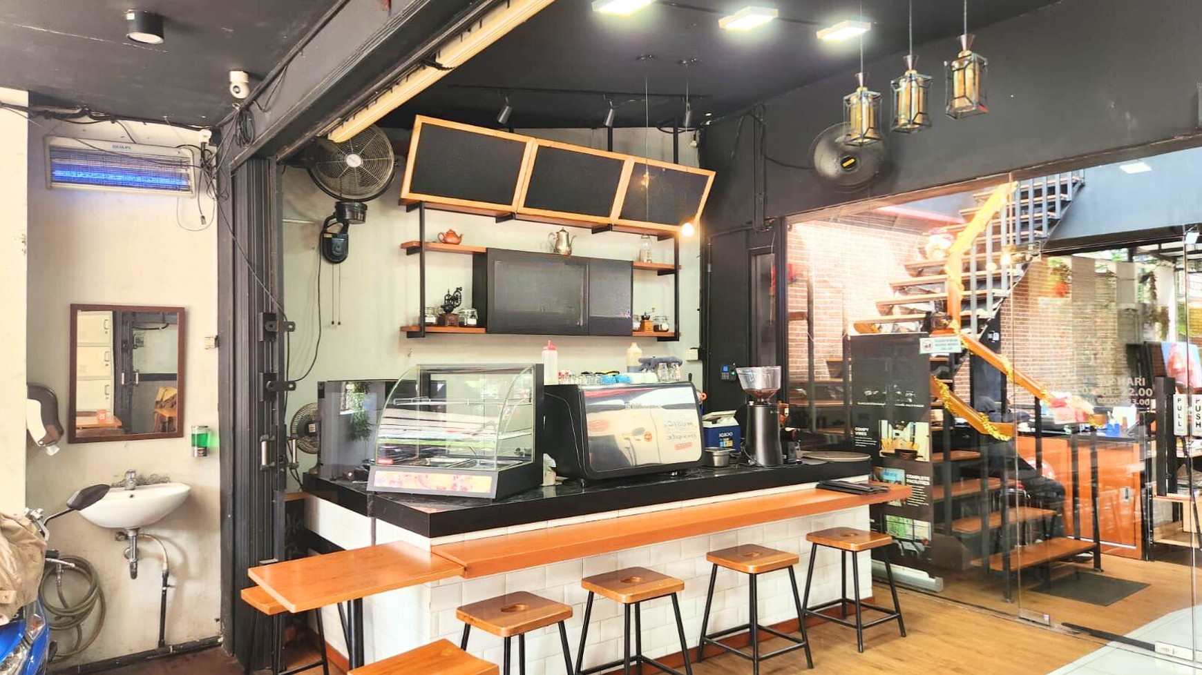 Ruko 3 Lantai Cocok untuk Usaha Kuliner Lokasi Premium di Tebet Barat