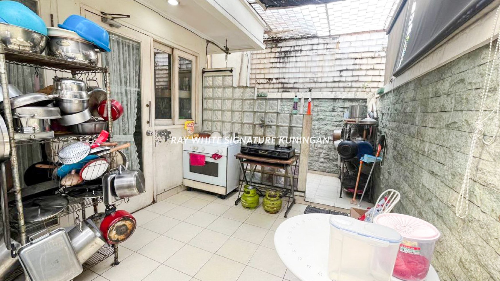 Rumah Dalam Komplek di Taman Gandaria Blok A Lokasi Tenang