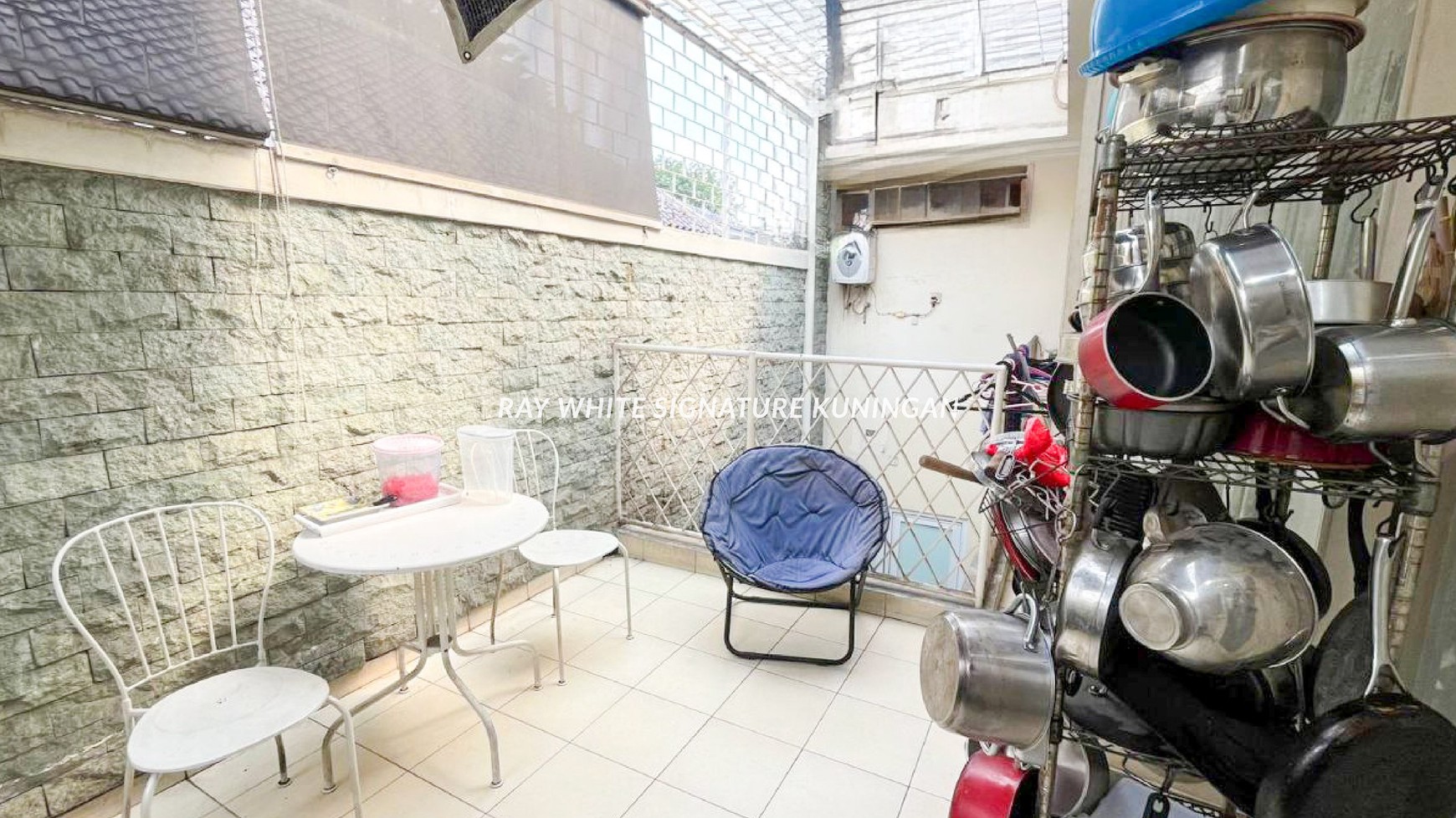 Rumah Dalam Komplek di Taman Gandaria Blok A Lokasi Tenang