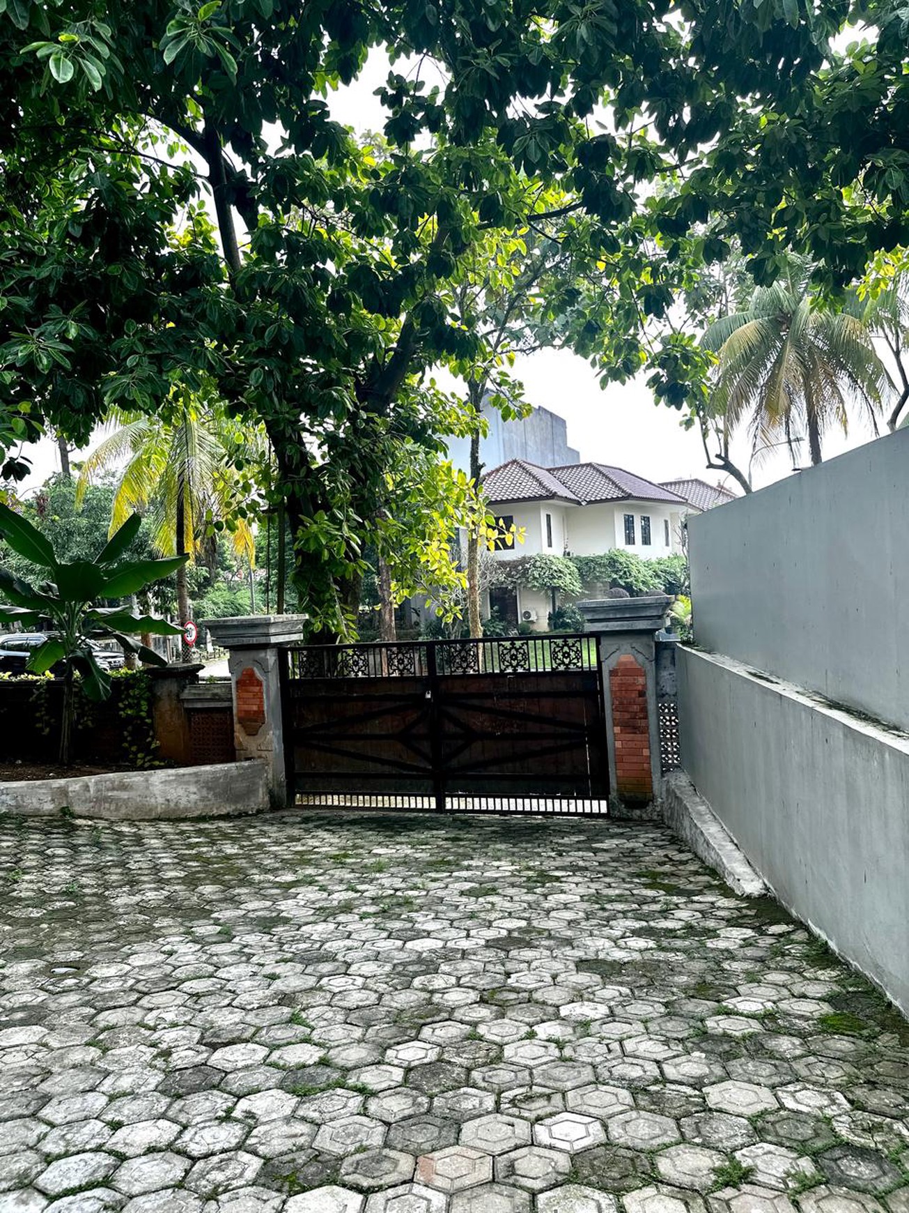 Rumah Mewah Gaya Villa Hitung Tanah Bonus Bangunan Bagus Di Bali View Cirendeu, Ciputat