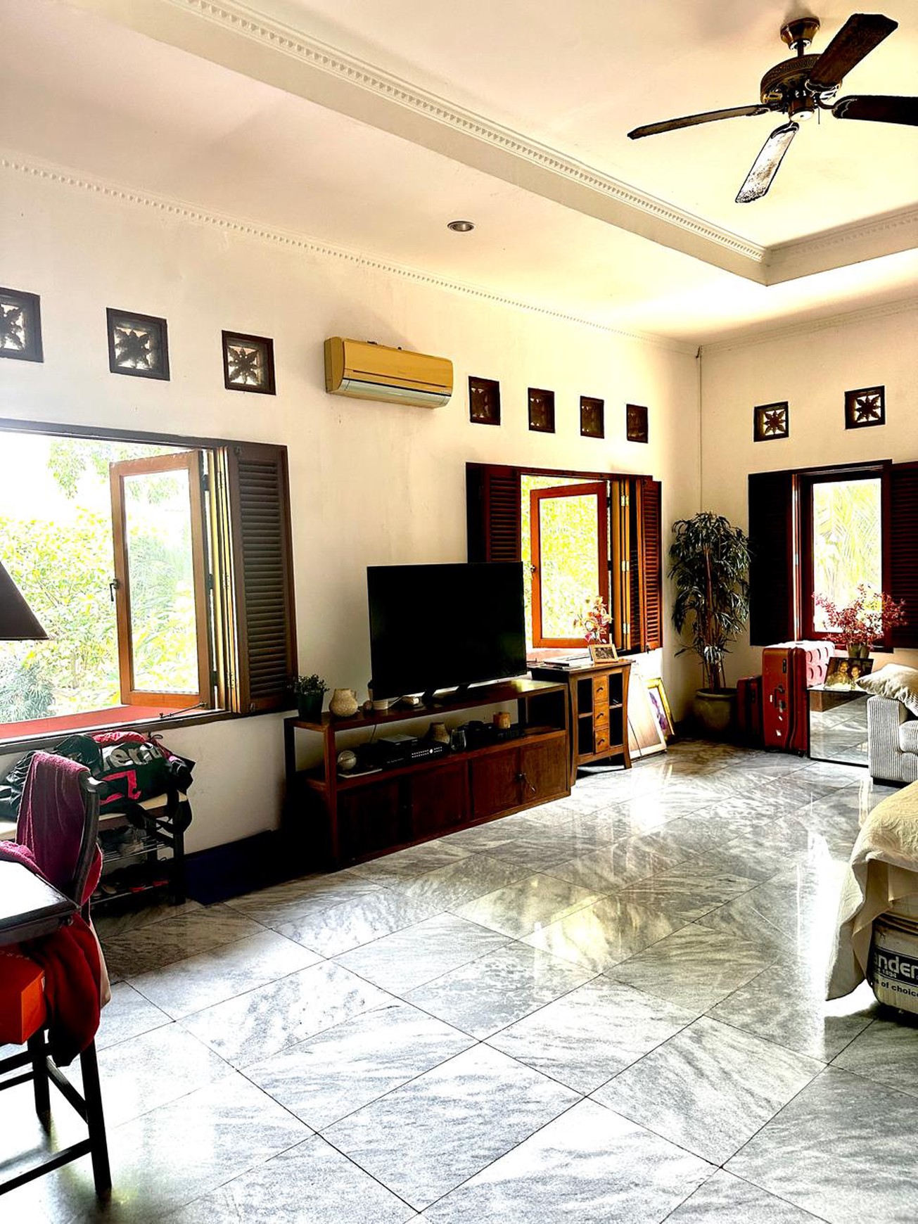 Rumah Mewah Gaya Villa Hitung Tanah Bonus Bangunan Bagus Di Bali View Cirendeu, Ciputat