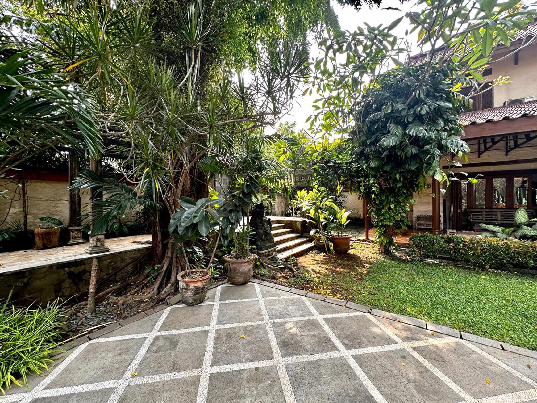 Rumah Mewah Gaya Villa Hitung Tanah Bonus Bangunan Bagus Di Bali View Cirendeu, Ciputat