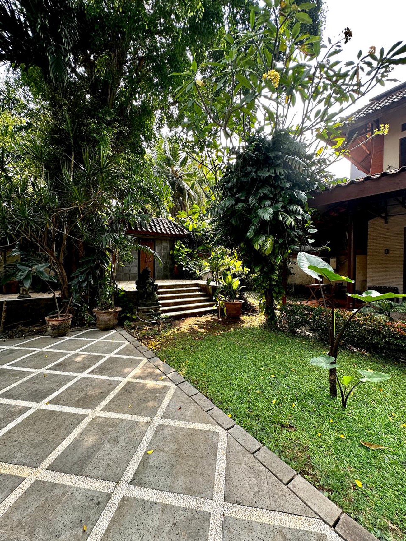 Rumah Mewah Gaya Villa Hitung Tanah Bonus Bangunan Bagus Di Bali View Cirendeu, Ciputat