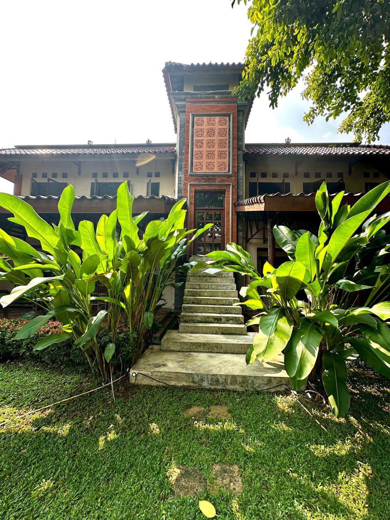 Rumah Mewah Gaya Villa Hitung Tanah Bonus Bangunan Bagus Di Bali View Cirendeu, Ciputat