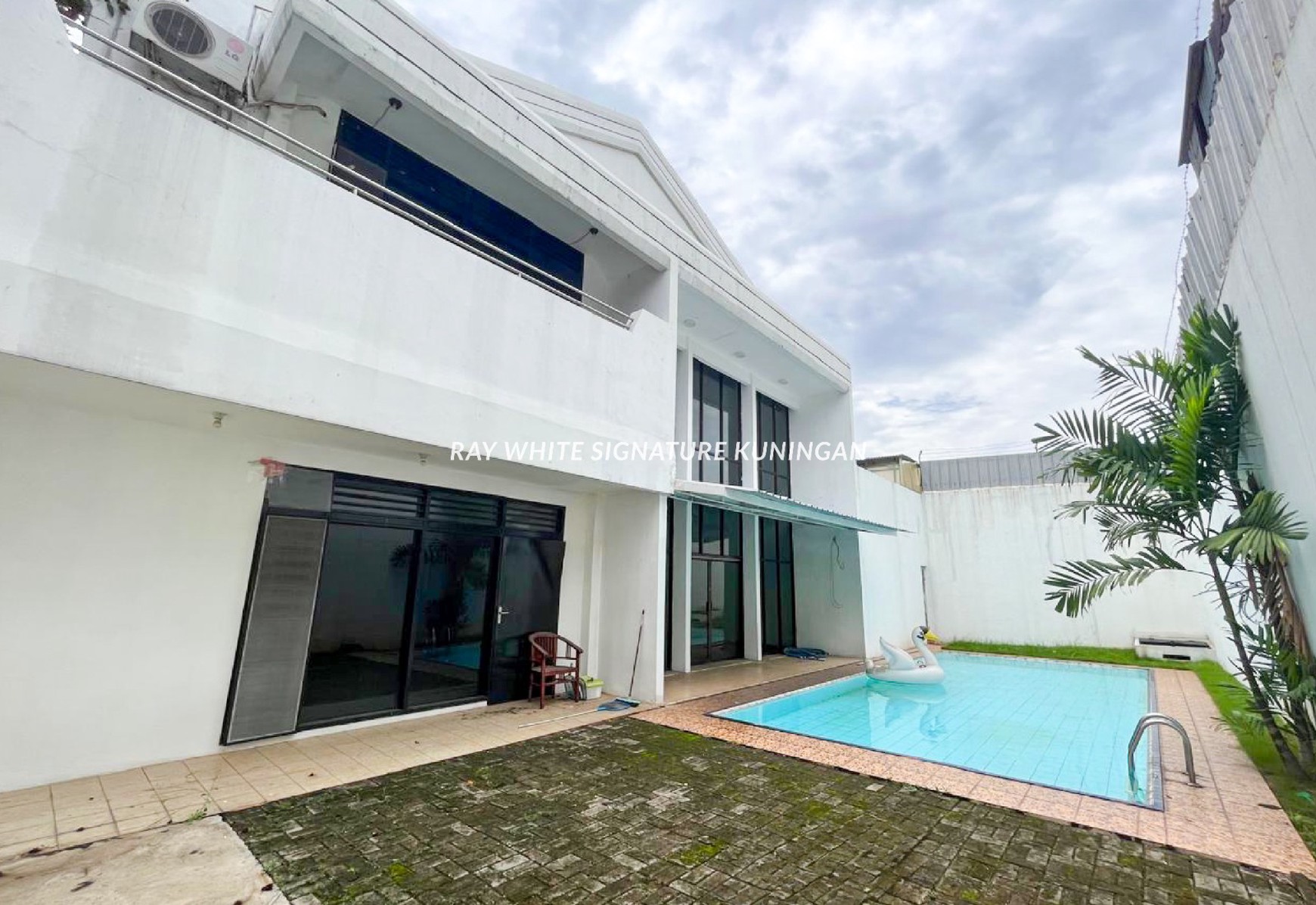 Dijual Rumah Kemang Jl Bangka 2 Lantai di Kawasan Elite Swimming Pool