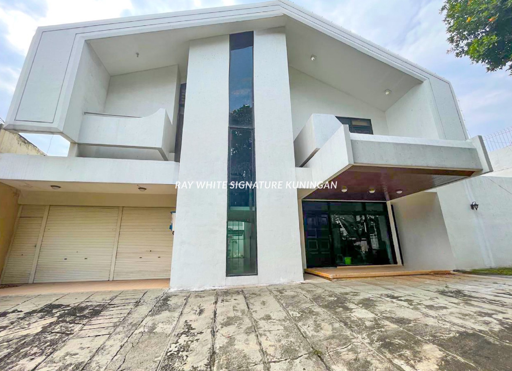 Dijual Rumah Kemang Jl Bangka 2 Lantai di Kawasan Elite Swimming Pool