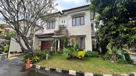 Rumah Posisi Hook Luas 400m2 di Komplek Nyaman Aman Lengkap Swimpool di Cinere