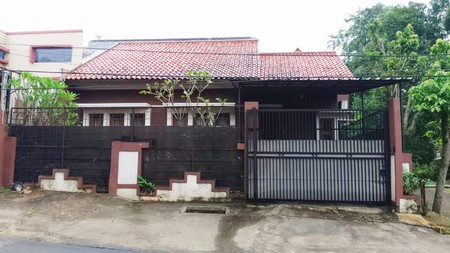  Dijual  Rumah Hook,di Cinere
