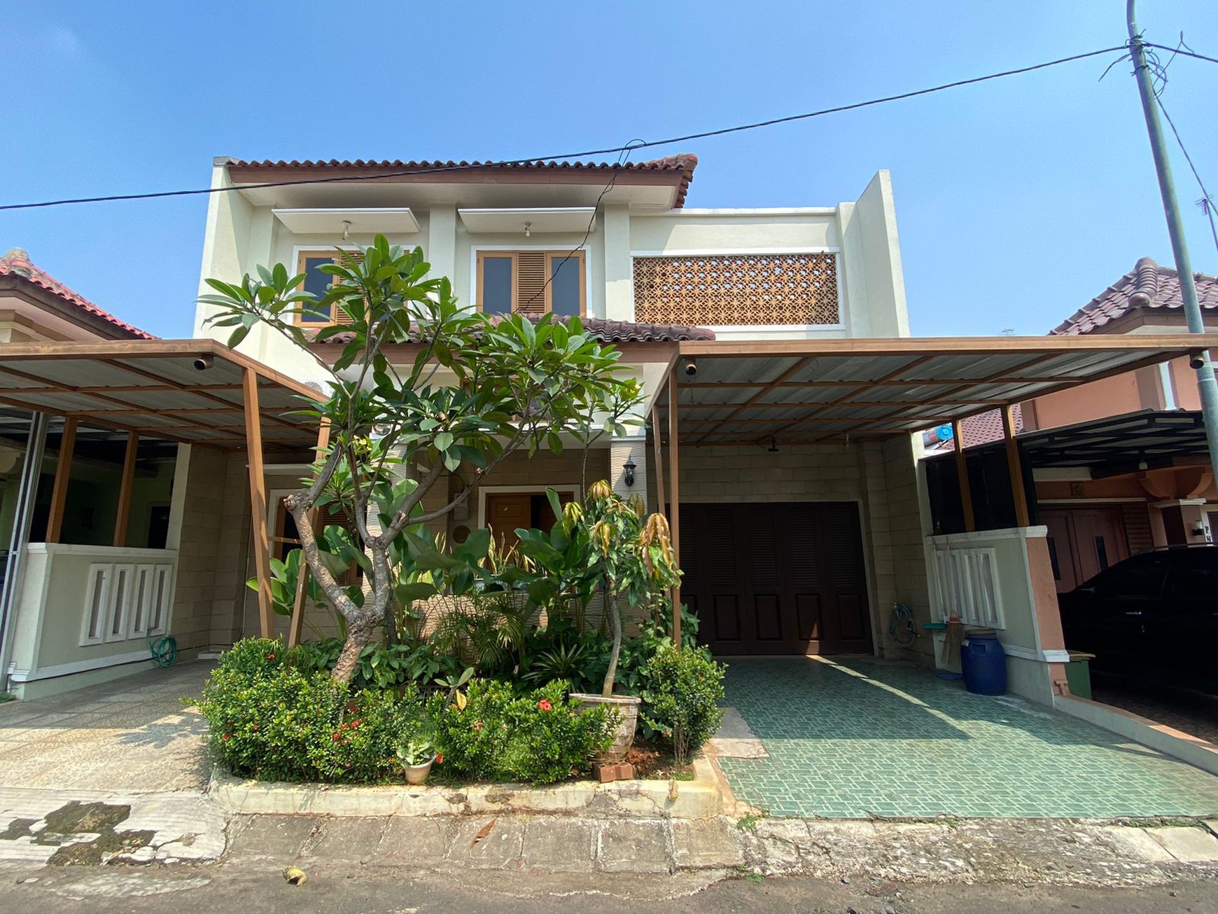 RUMAH HOMEY DAN ASRI 2 LANTAI DI PERUMAHAN TAMAN KENARI CIBUBUR