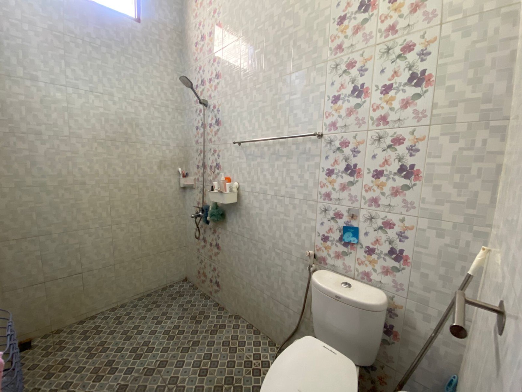 RUMAH HOMEY DAN ASRI 2 LANTAI DI PERUMAHAN TAMAN KENARI CIBUBUR