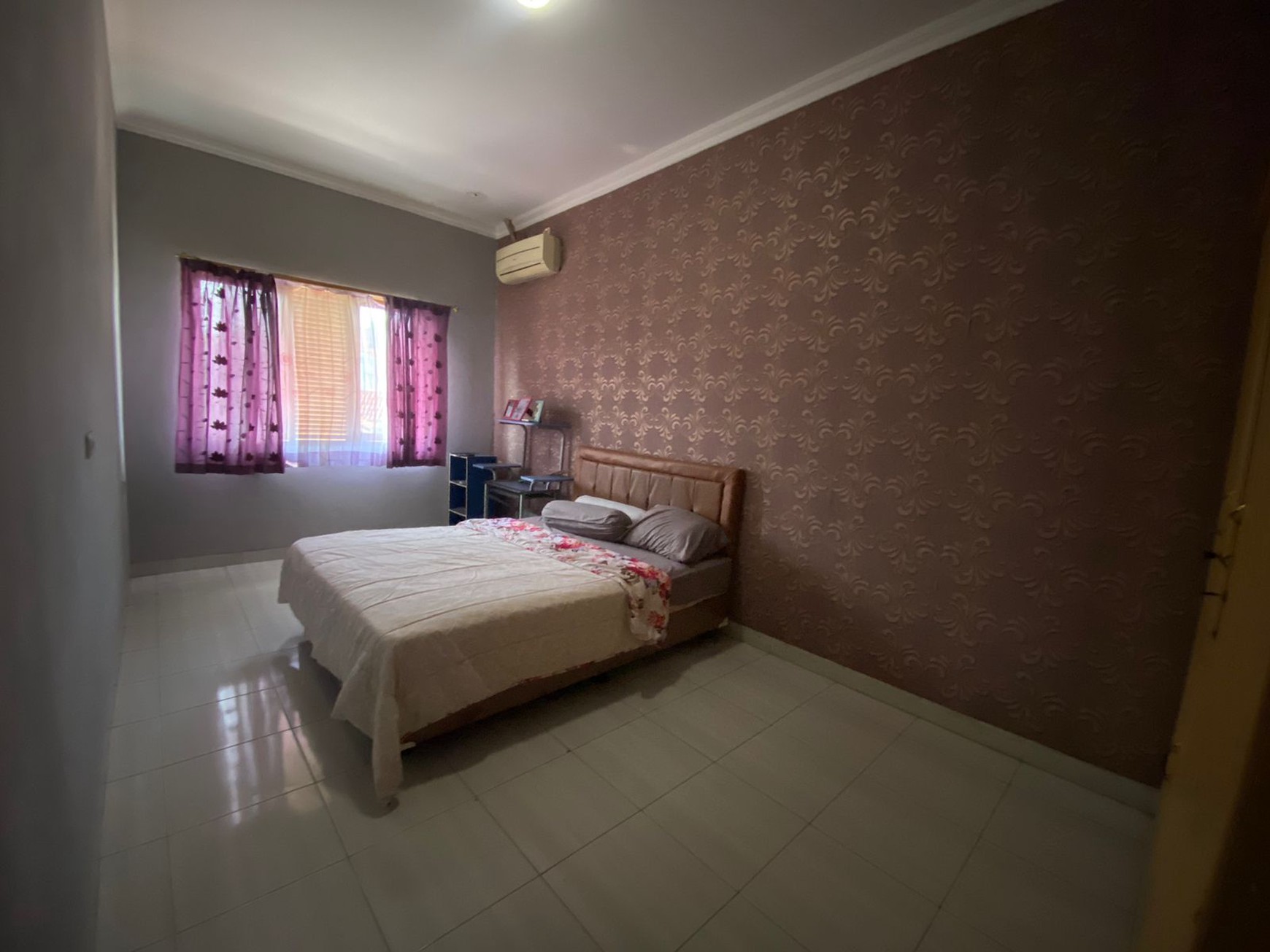 RUMAH HOMEY DAN ASRI 2 LANTAI DI PERUMAHAN TAMAN KENARI CIBUBUR